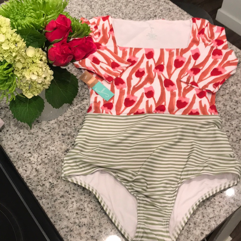 NWT Seea Swim Suit. Flattering fit & print!